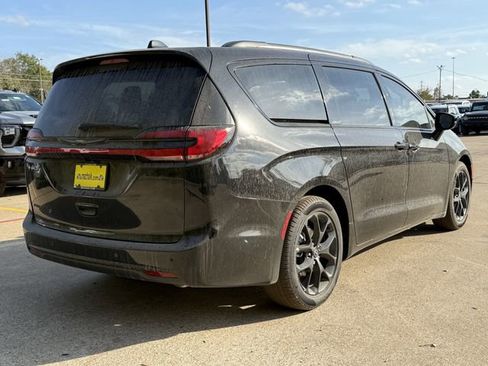 New 2026 Chrysler Pacifica Select w/ S Appearance Package image 7