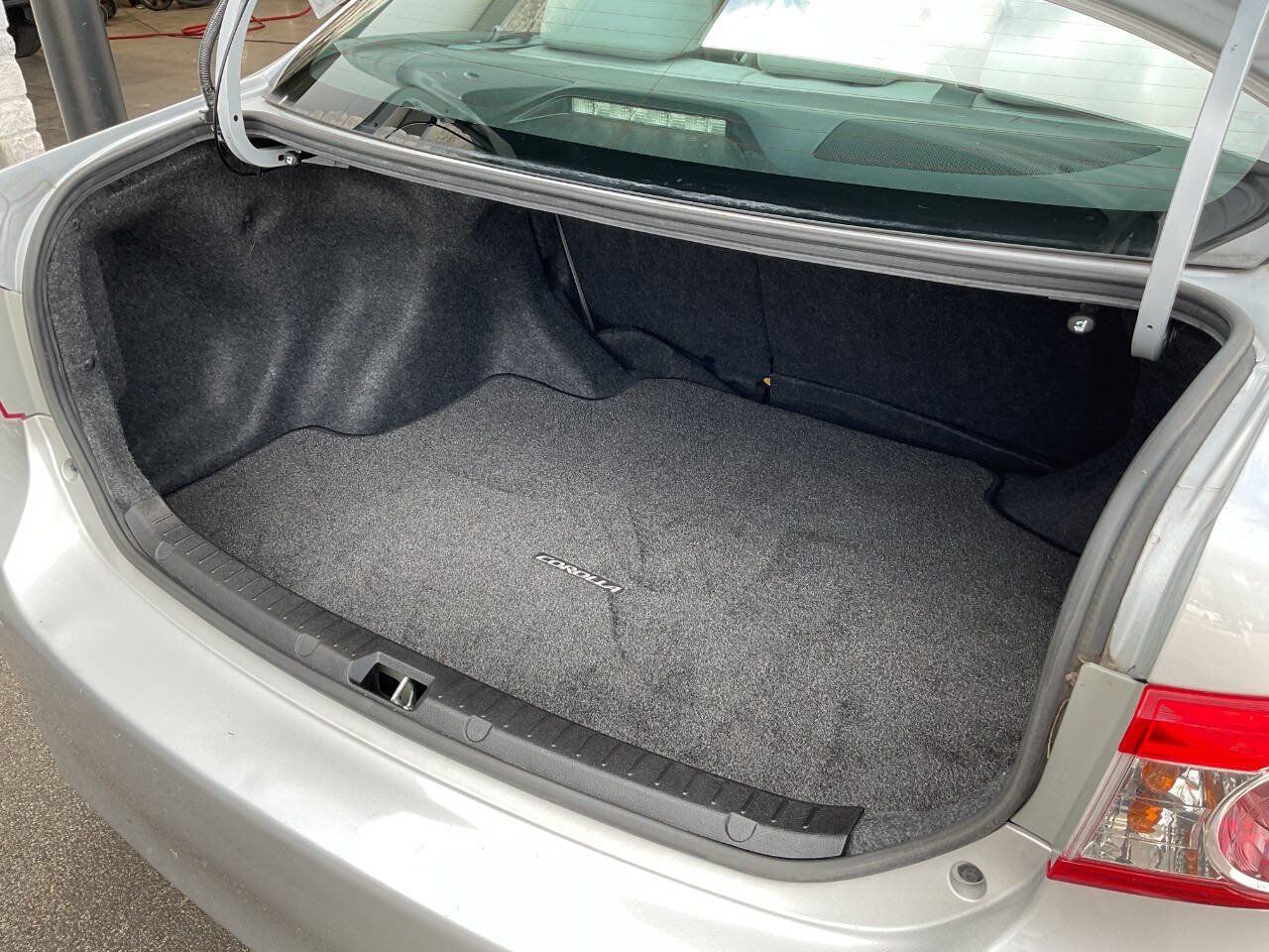 Used 2011 Toyota Corolla LE FWD image 29