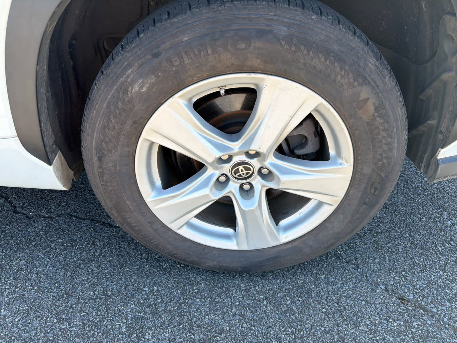 Used 2023 Toyota Highlander LE FWD image 5
