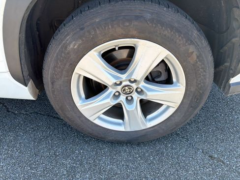 Used 2023 Toyota Highlander LE FWD image 5