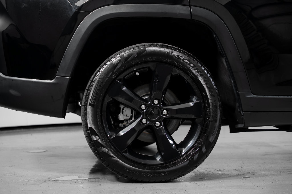 Used 2023 Jeep Grand Cherokee Limited w/ Black Appearance Package AWD/4WD image 7