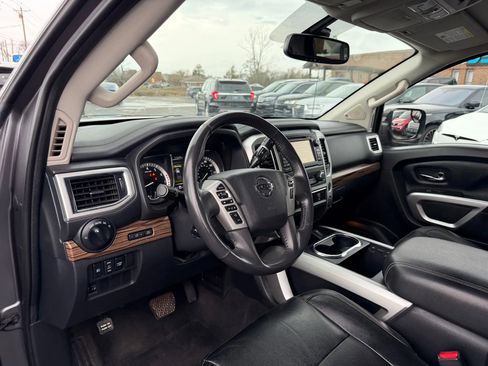 Used 2018 Nissan Titan SL image 10