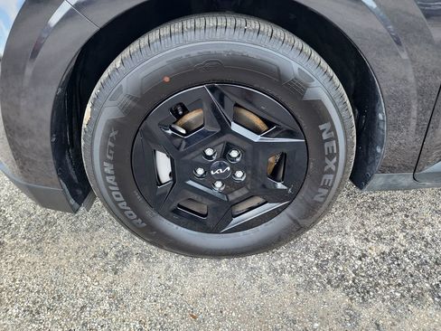 Used 2025 Kia Carnival FWD image 10