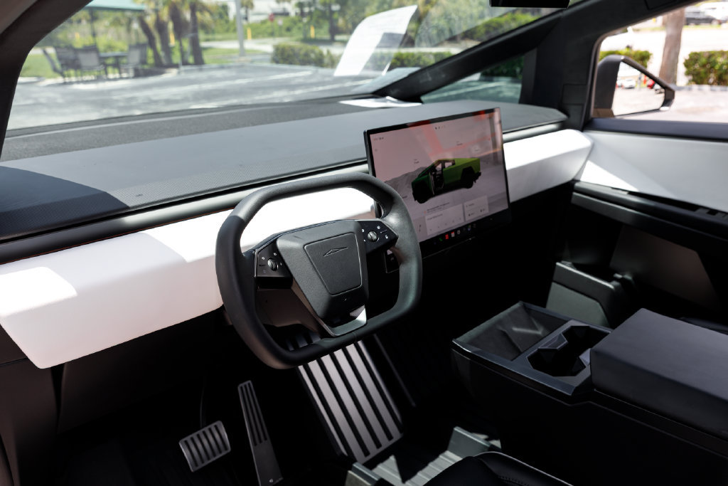Used 2024 Tesla Cybertruck AWD Crew Cab image 9