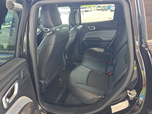 Used 2025 Jeep Compass Latitude w/ Sun & Sound Group AWD/4WD image 4