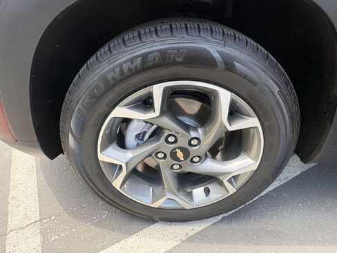 Used 2025 Chevrolet Trax LT w/ LT Convenience Package FWD image 29