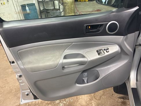 Used 2011 Toyota Tacoma 4x4 Access Cab V6 w/ SR5 Pkg #2 image 18