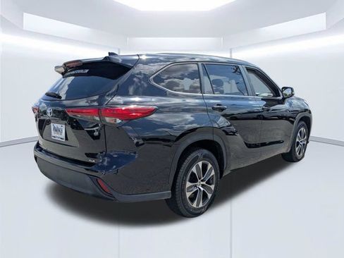 Used 2023 Toyota Highlander XLE FWD image 4