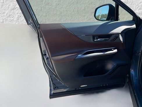 Used 2023 Toyota Venza XLE image 22