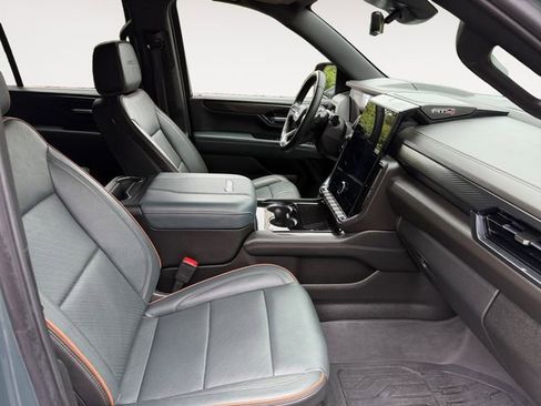 Certified 2025 GMC Yukon AT4 w/ AT4 Premium Package AWD/4WD image 15