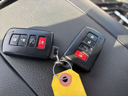 Used 2015 Toyota Highlander XLE image 25