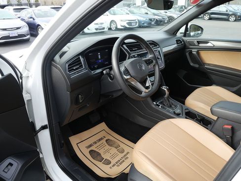 Used 2022 Volkswagen Tiguan SE w/ Panoramic Sunroof Package image 9
