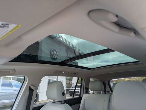 Certified 2020 Volkswagen Tiguan SE w/ Panoramic Sunroof Package image 27