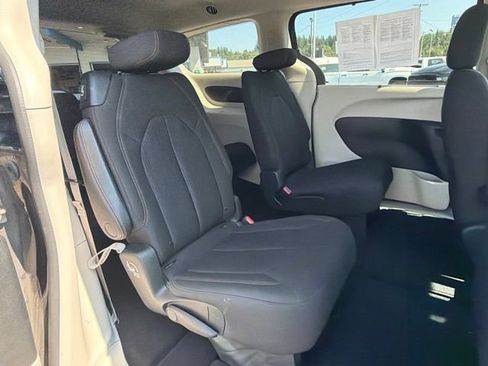 Used 2018 Chrysler Pacifica Touring Plus w/ Tire & Wheel Group FWD image 11