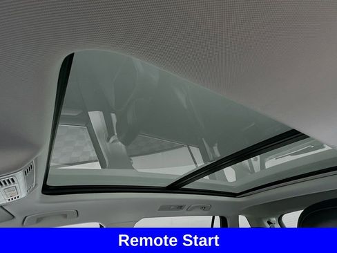 Used 2024 Volkswagen Tiguan SE w/ Panoramic Sunroof Package image 2