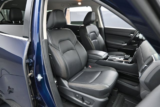 Used 2025 Nissan Pathfinder SL FWD image 30