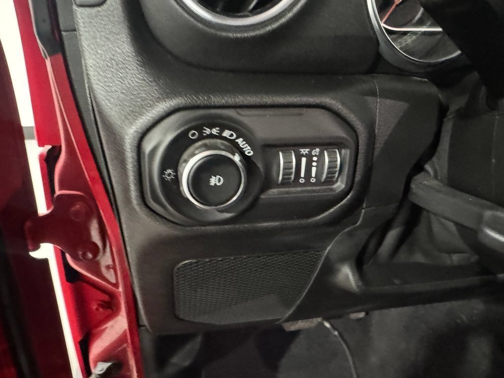 Used 2021 Jeep Wrangler Unlimited Sahara w/ Uconnect 4C Nav & Sound Group AWD/4WD image 33