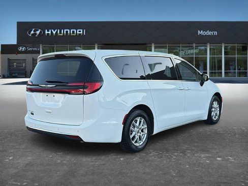 Used 2023 Chrysler Pacifica Touring-L FWD image 4