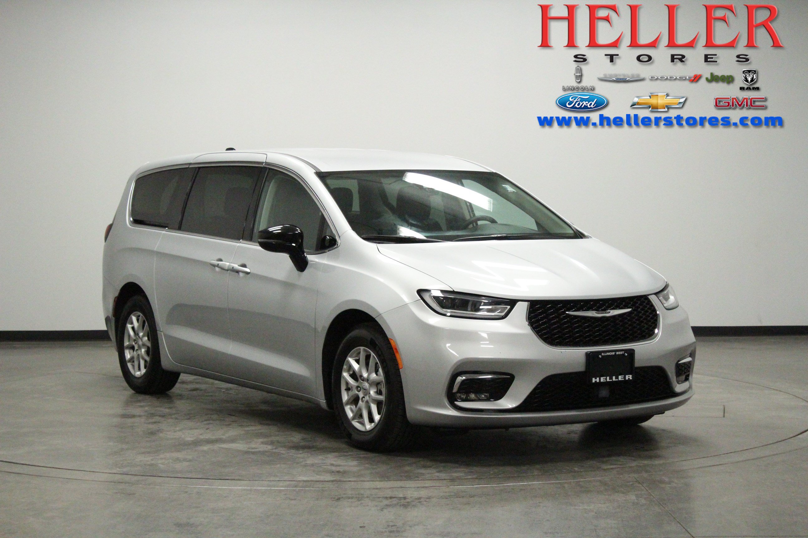 Used 2024 Chrysler Pacifica Touring-L FWD image 1