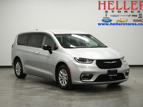 Used 2024 Chrysler Pacifica Touring-L FWD image 1