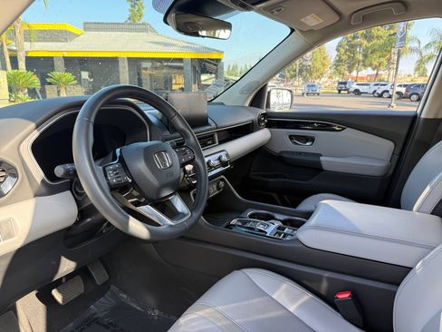 Used 2025 Honda Pilot Touring image 12