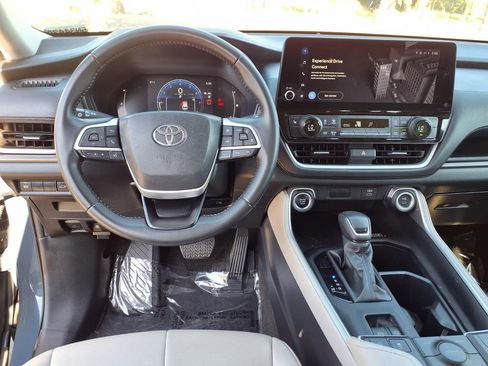 Used 2024 Toyota Grand Highlander AWD image 12