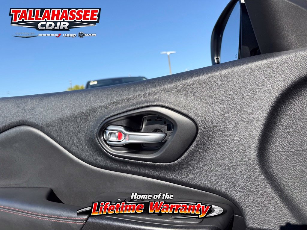 Used 2022 Jeep Cherokee Trailhawk w/ Comfort/Convenience Group AWD/4WD image 21