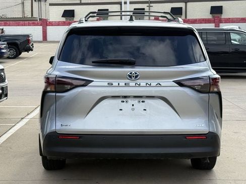 Used 2025 Toyota Sienna XLE FWD image 5