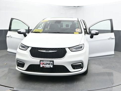 Used 2023 Chrysler Pacifica Limited FWD image 56