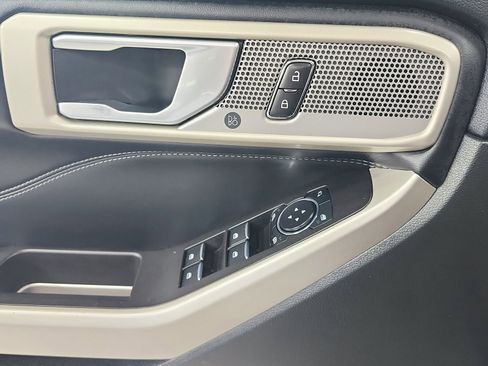 Used 2023 Ford Explorer Limited image 32