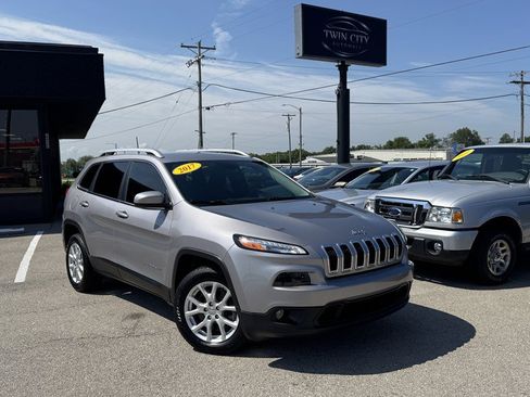 Used 2017 Jeep Cherokee Latitude w/ Comfort/Convenience Group FWD image 1
