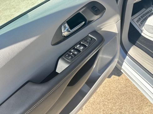 Used 2023 Chrysler Pacifica Touring-L image 11