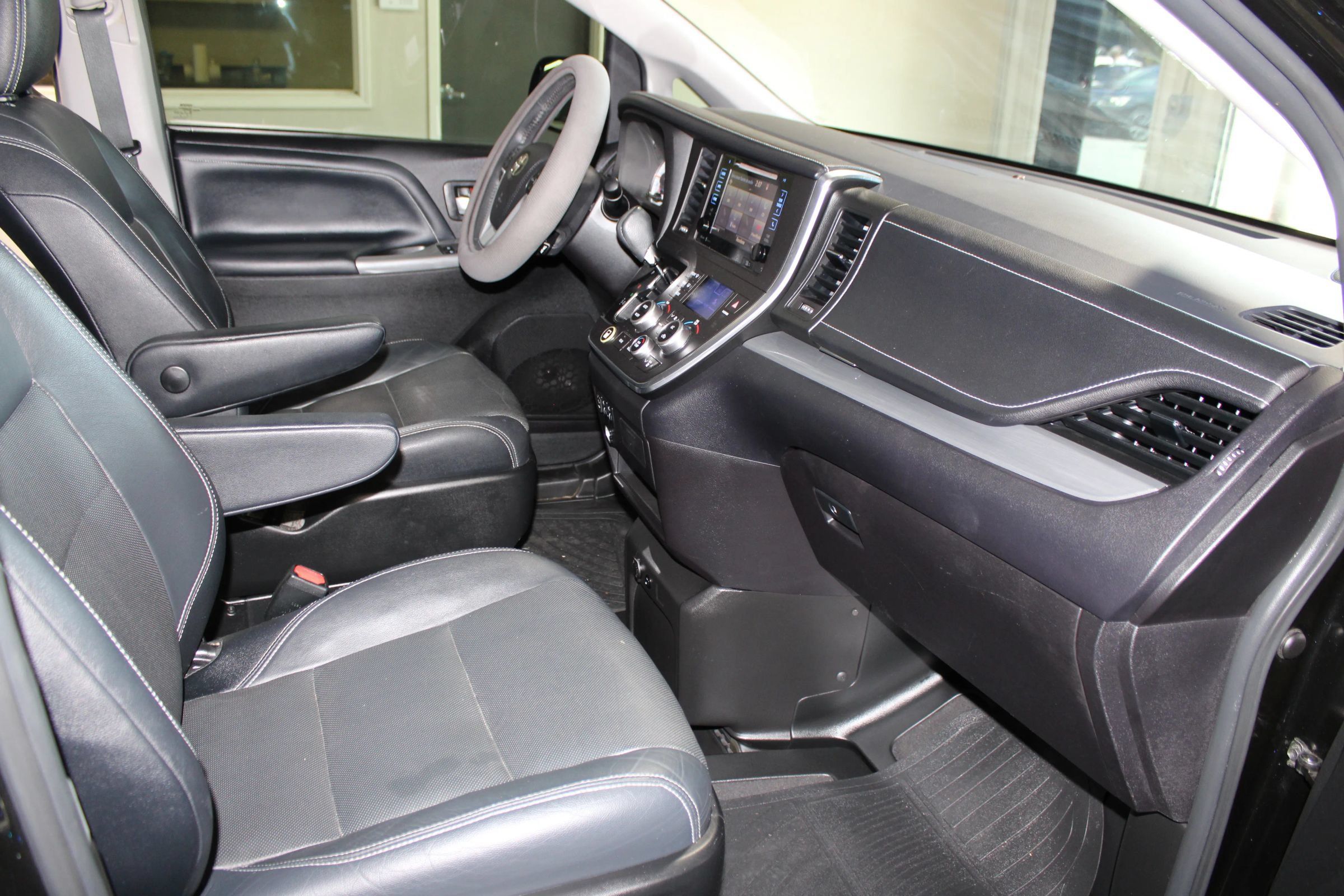 Used 2015 Toyota Sienna SE w/ SE Preferred Package FWD image 36