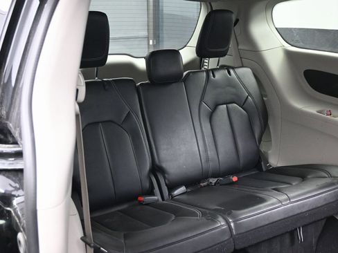 Used 2024 Chrysler Pacifica Touring-L image 32