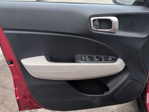 Used 2024 Hyundai Venue SEL image 24