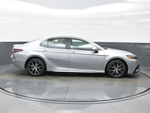 Used 2024 Toyota Camry SE image 7