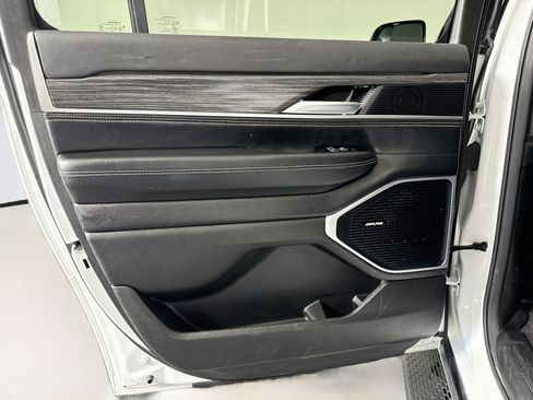 Used 2024 Jeep Wagoneer L Series II RWD image 26