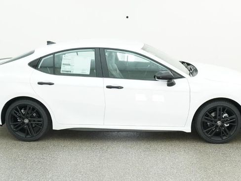 New 2026 Toyota Camry Hybrid FWD image 11