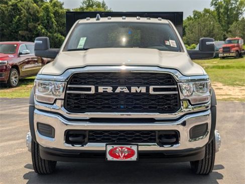 New 2024 RAM 5500 Tradesman w/ Chrome Appearance Group image 3