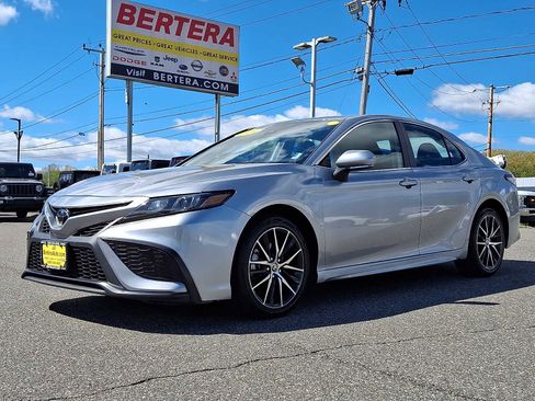 Used 2024 Toyota Camry SE FWD image 3