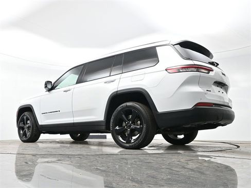 Used 2023 Jeep Grand Cherokee L Laredo image 28