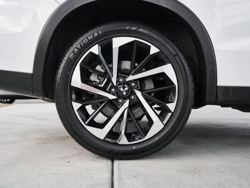 Used 2023 Mitsubishi Outlander SE image 9