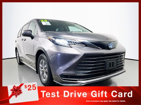 Used 2023 Toyota Sienna LE image 1