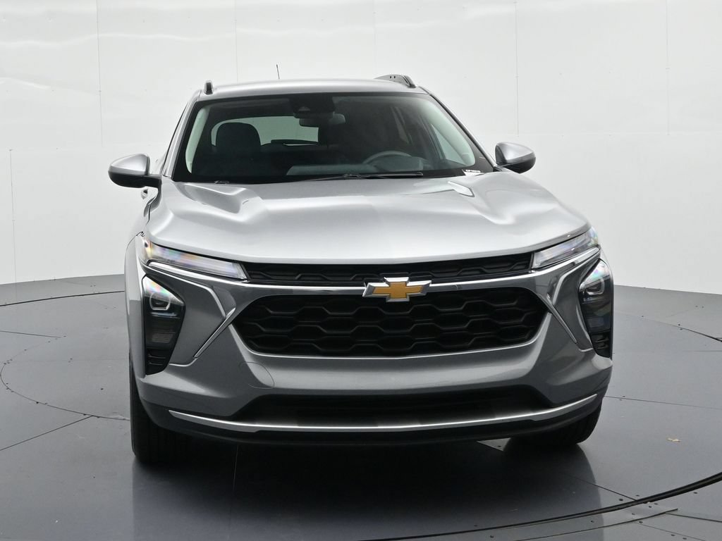 Used 2025 Chevrolet Trax LT FWD image 3