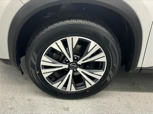 Used 2023 Nissan Rogue SV image 7