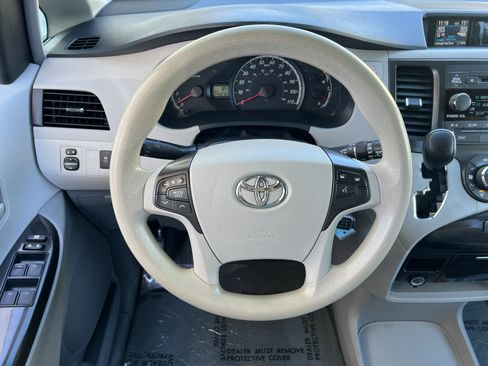 Used 2014 Toyota Sienna LE FWD image 21