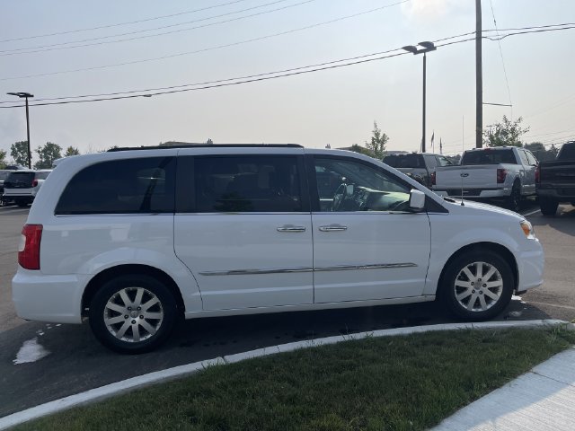 Used 2016 Chrysler Town & Country Touring w/ Driver Convenience Group FWD image 6