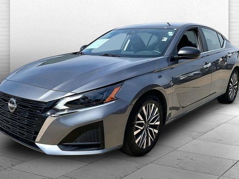 Used 2025 Nissan Altima 2.5 SV FWD image 3