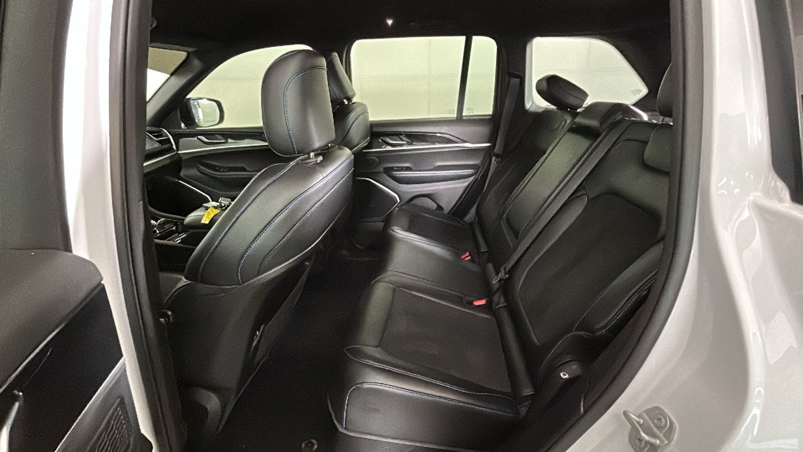 Used 2023 Jeep Grand Cherokee Trailhawk AWD/4WD image 31