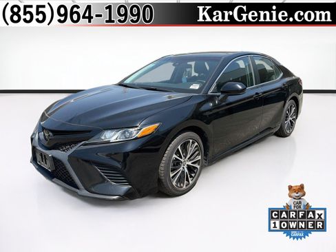 Used 2020 Toyota Camry SE FWD image 1